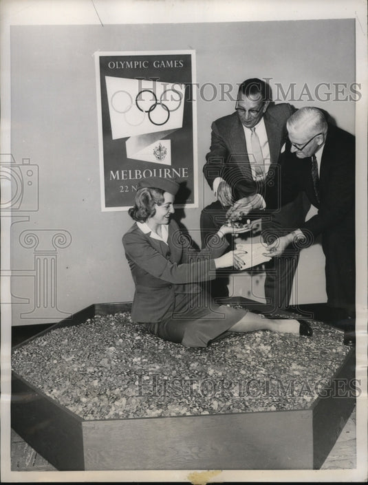 1956 Press Photo NEW YORK A DIME FOR U.S. OLYMPIC TEAM FROM EACH RAZOR SOLD NYC