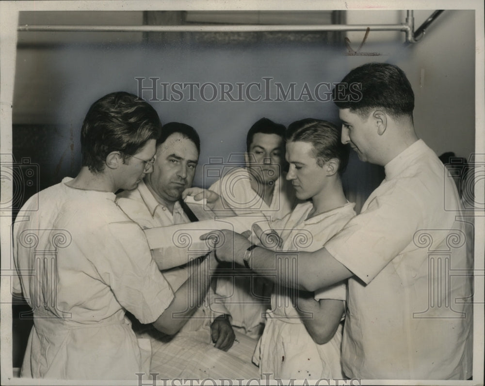 1940 Press Photo New York First Aid demonstrate by American Volunteer Ambulance
