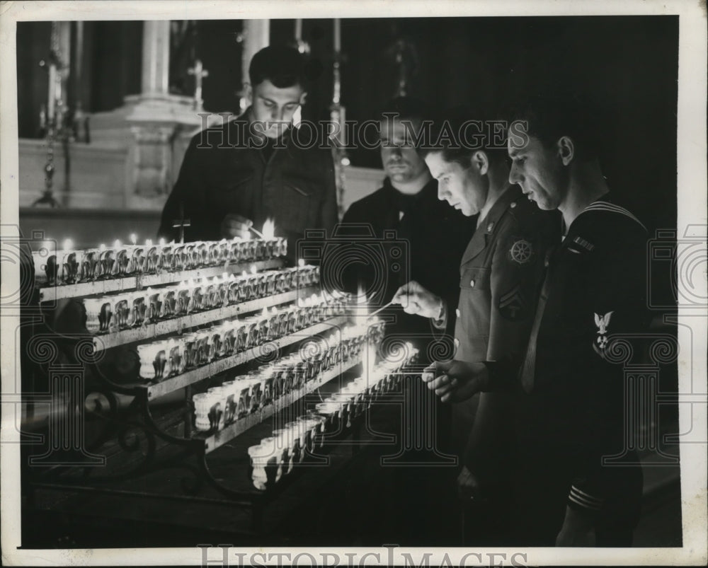 1945 Press Photo New York Sailors & Soldier light vigil for Pres.Roosevelt NYC.