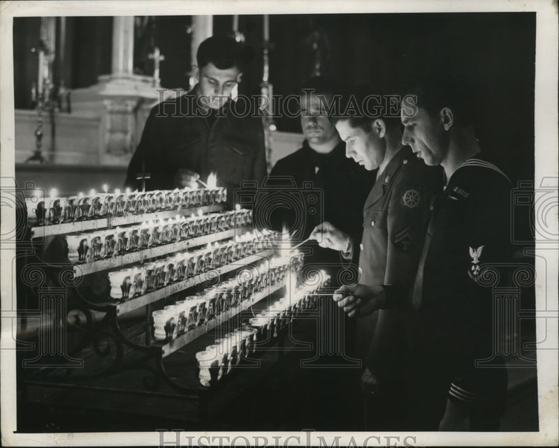 Load image into Gallery viewer, 1945 Press Photo New York Sailors &amp; Soldier light vigil for Pres.Roosevelt NYC.
