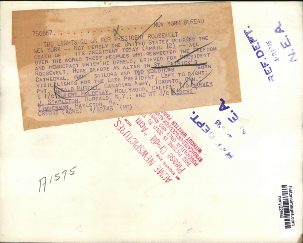 1945 Press Photo New York Sailors & Soldier light vigil for Pres.Roosevelt NYC.