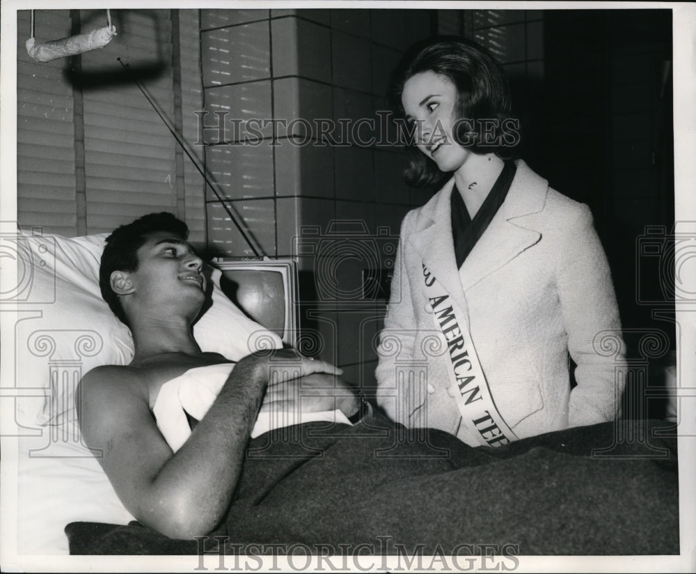 1967 Press Photo New York Rebecca Alkire visits with John Cross NYC - neny23207