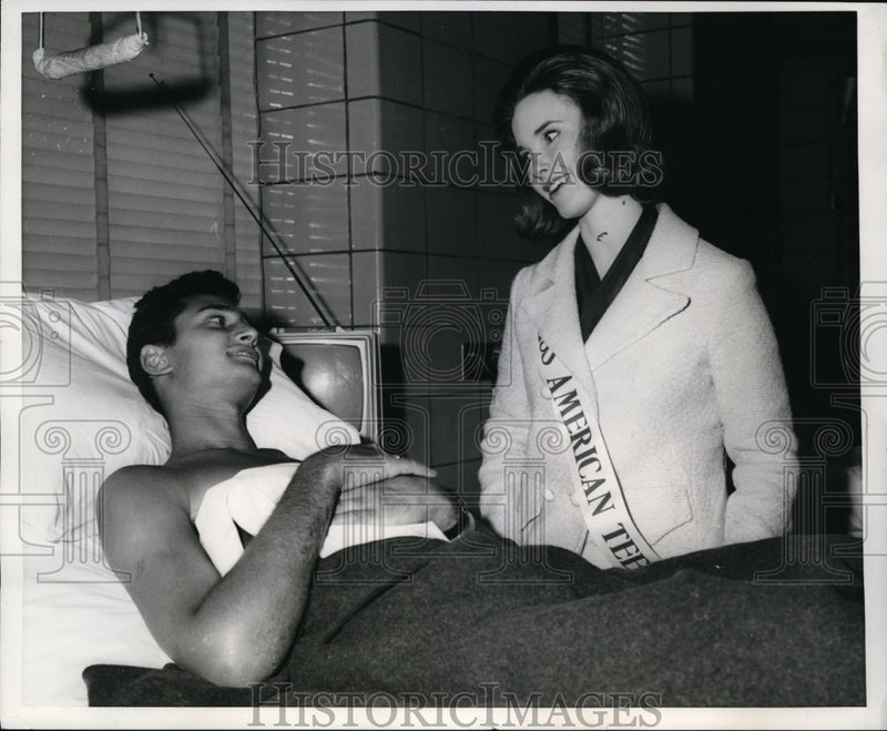 Load image into Gallery viewer, 1967 Press Photo New York Rebecca Alkire visits with John Cross NYC - neny23207
