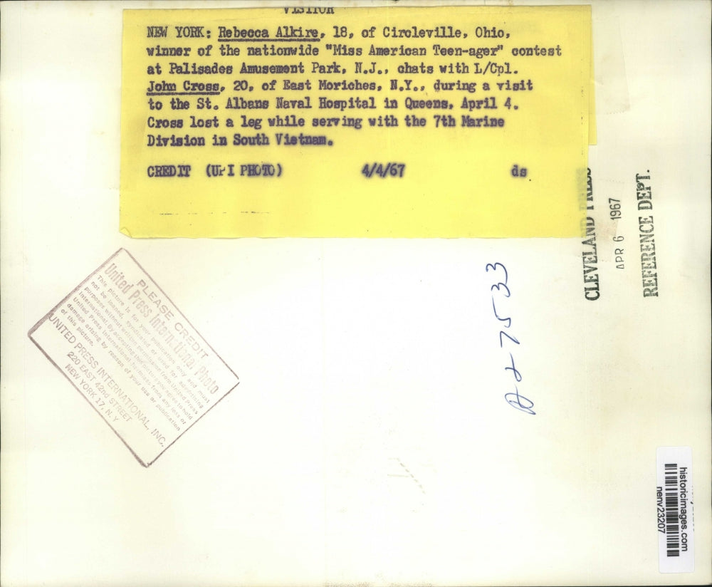 1967 Press Photo New York Rebecca Alkire visits with John Cross NYC - neny23207