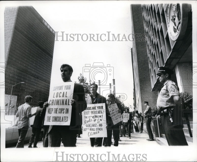 Load image into Gallery viewer, 1970 Press Photo New York Policemen of Manhattan's protest against U.N. Mission

