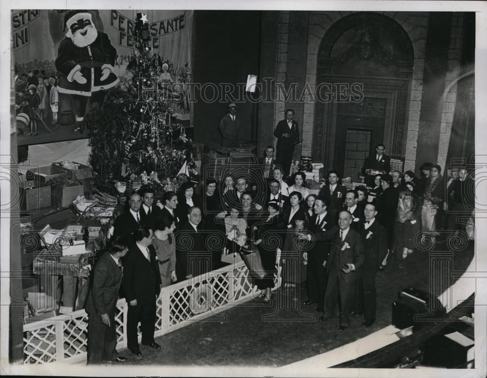 1933 Press Photo NEW YORK WIFE OF MAYOR ELECT AIDES IN DISTRIBUTING TREES NYC