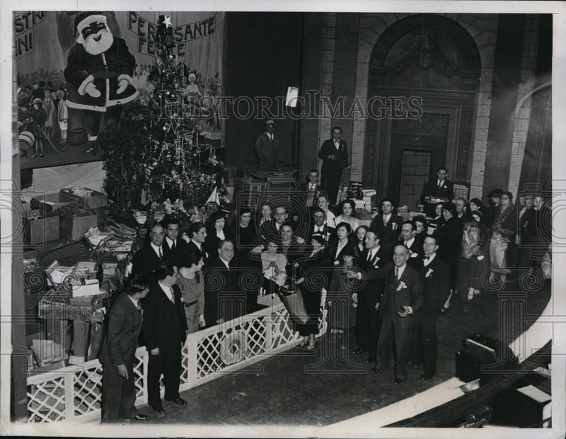 Load image into Gallery viewer, 1933 Press Photo NEW YORK WIFE OF MAYOR ELECT AIDES IN DISTRIBUTING TREES NYC

