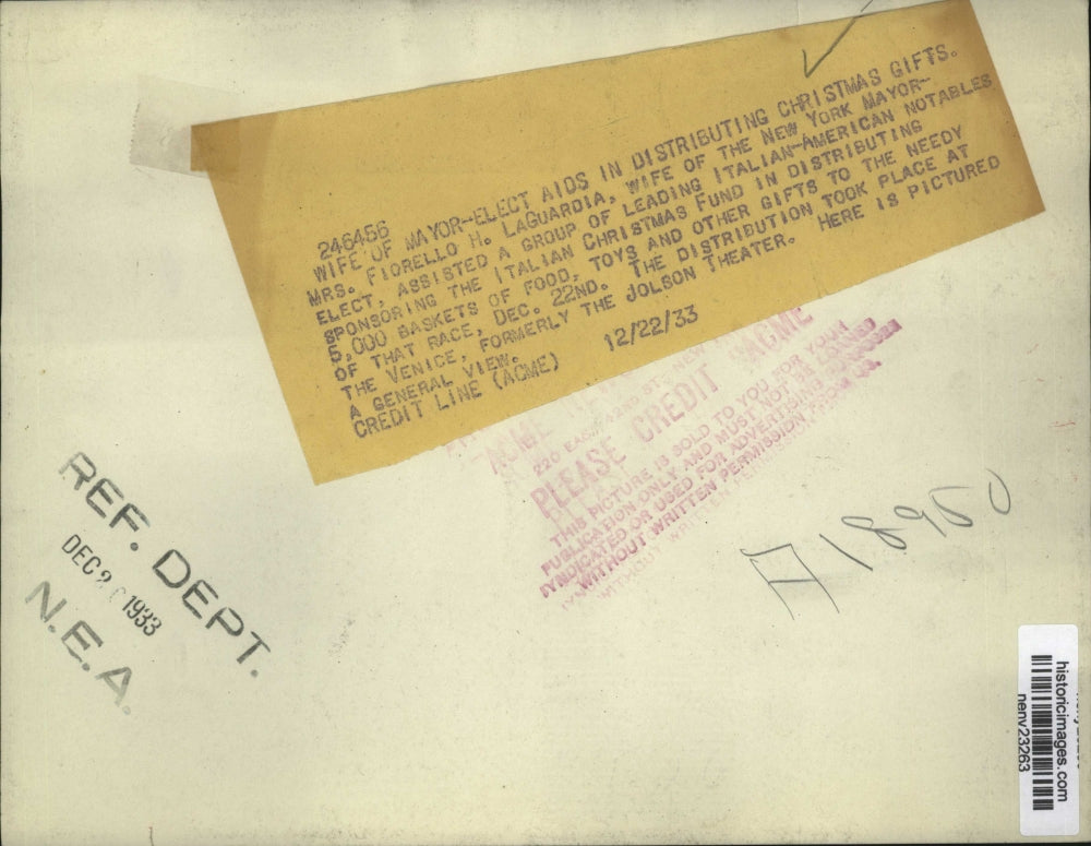 1933 Press Photo NEW YORK WIFE OF MAYOR ELECT AIDES IN DISTRIBUTING TREES NYC