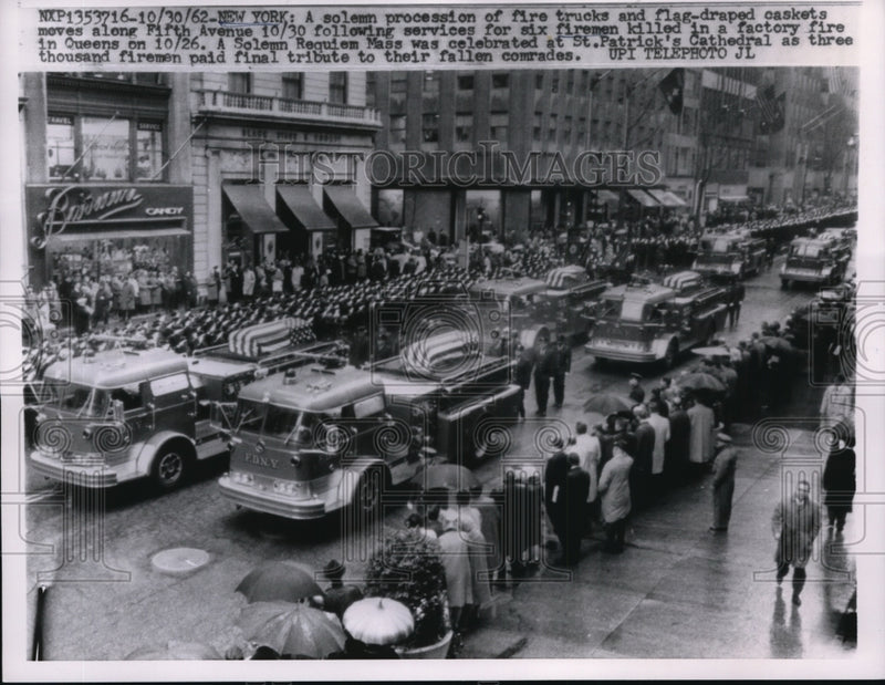 Load image into Gallery viewer, 1962 Press Photo NEW YORK PROCESSION OF SIX DEAD FIREMEN NYC - neny23308
