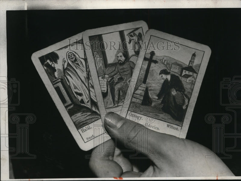 Load image into Gallery viewer, 1932 Press Photo Cards drawn by Mrs. Carl before husband was shot - neny23412
