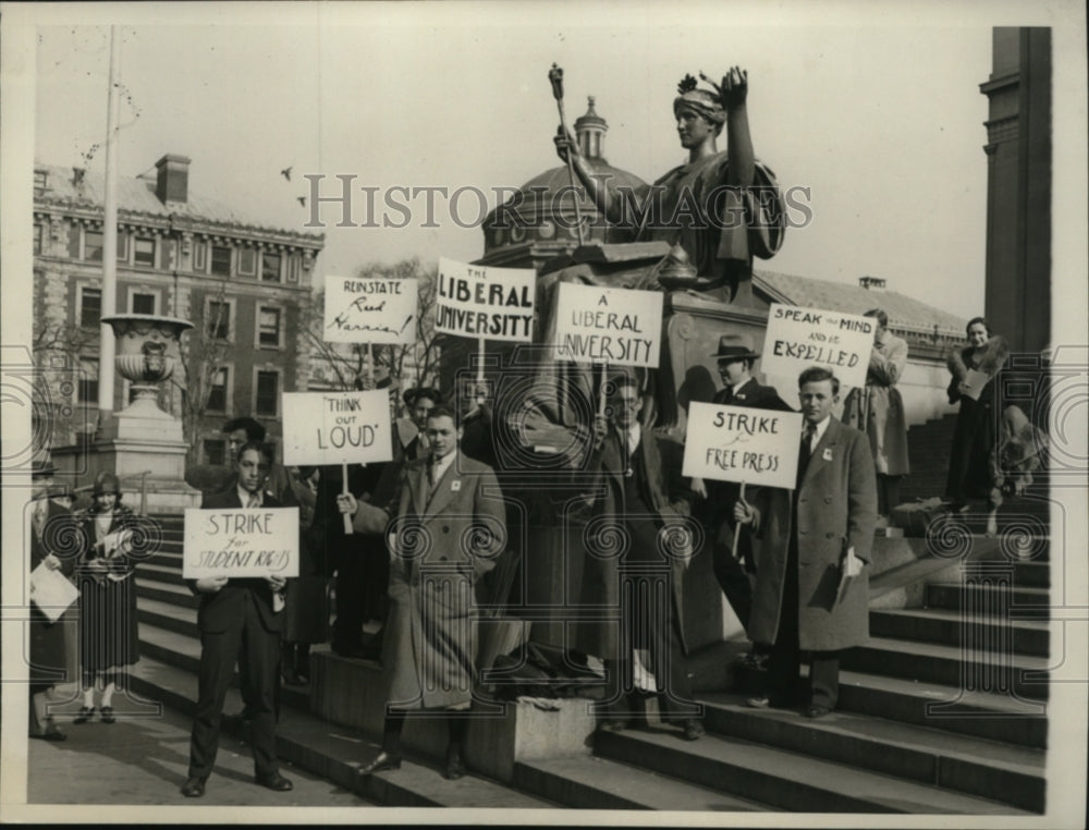 1932 Press Photo New York Columbia Student rallying around Alma Mater Statue NYC