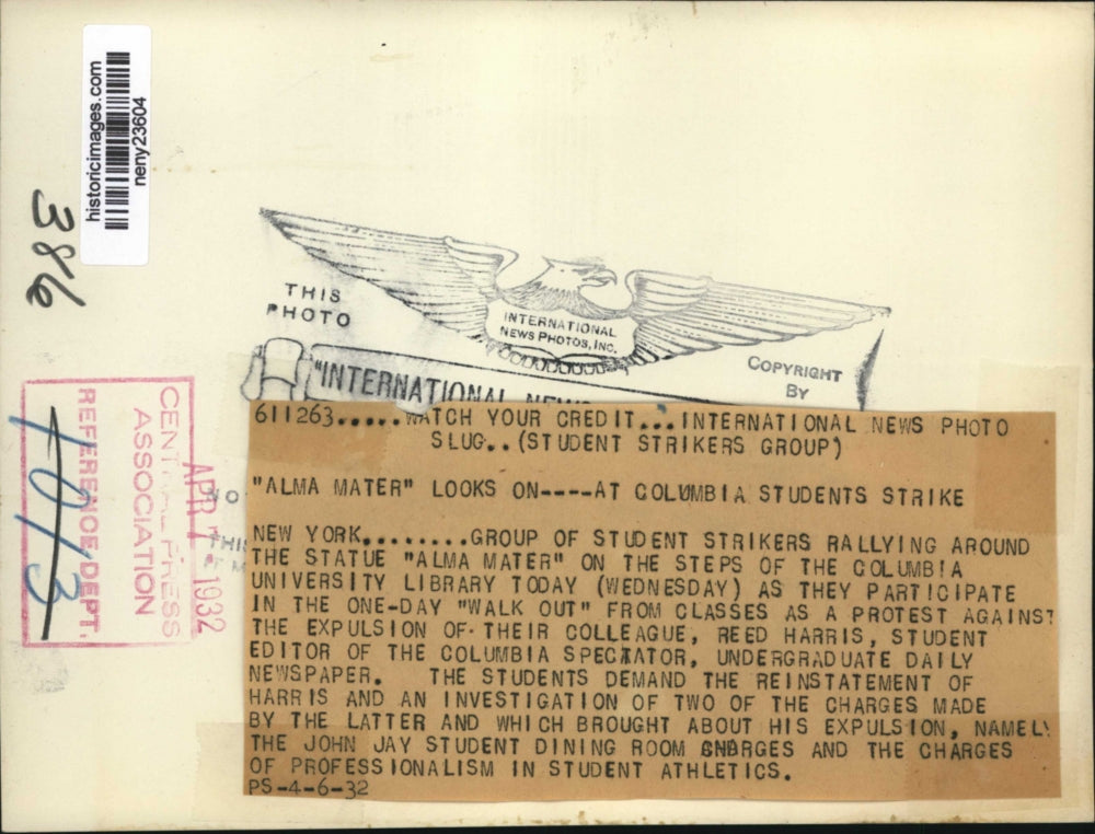 1932 Press Photo New York Columbia Student rallying around Alma Mater Statue NYC