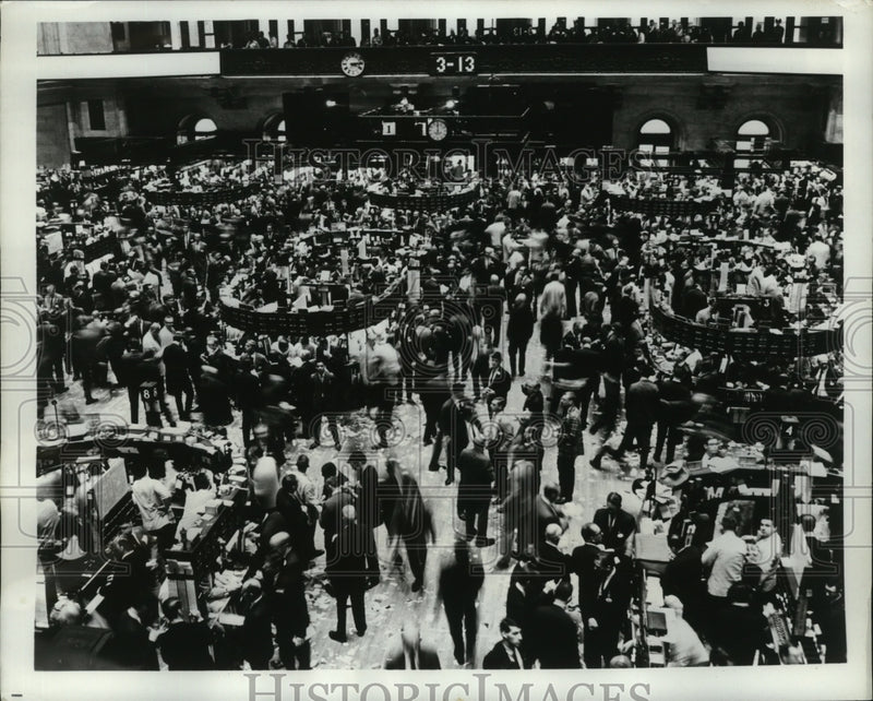 Load image into Gallery viewer, 1968 Press Photo New York Stock exchange record trading for a day NYC
