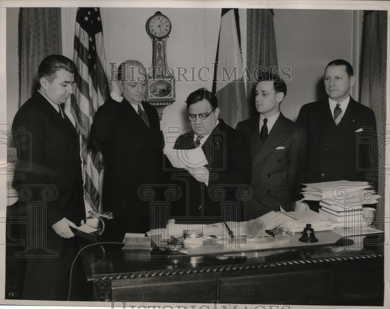 Load image into Gallery viewer, 1937 Press Photo NEW YORK MAYOR SWEARS IN TEMPORARY MAGISTRATES NYC - neny23853
