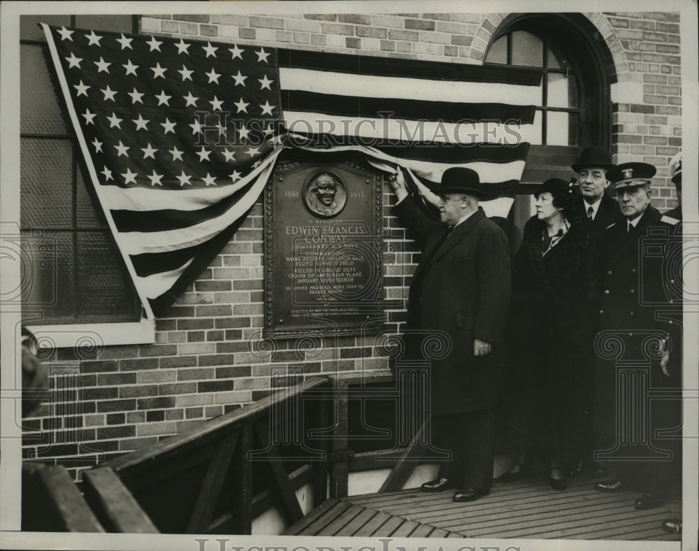 1933 Press Photo NEW YORK MAYOR UNVEILS TABLET IN MEMORY OF EDWIN F. CONWAY NYC