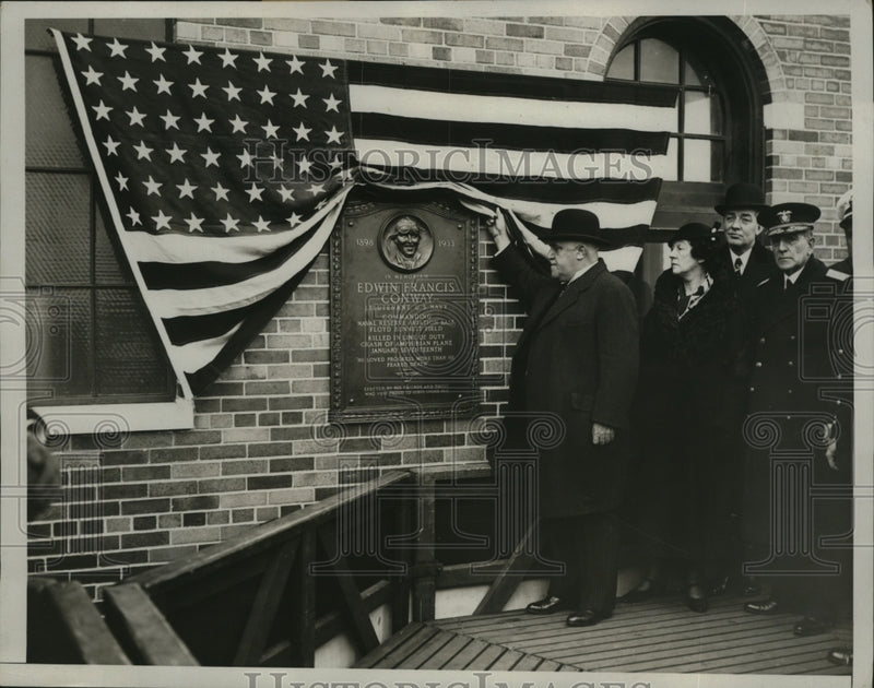 Load image into Gallery viewer, 1933 Press Photo NEW YORK MAYOR UNVEILS TABLET IN MEMORY OF EDWIN F. CONWAY NYC
