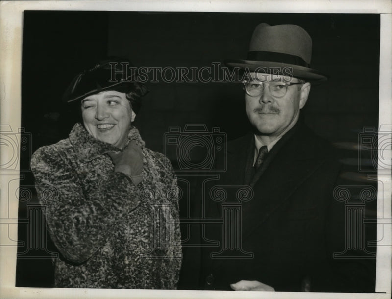 Load image into Gallery viewer, 1943 Press Photo New York Peter Constan Arrives on Gripsholm NYC - neny24245
