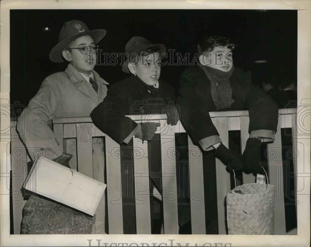 1943 Press Photo New York Raymond, Timmy, &amp; Phillip Bell return to US at NYC- Historic Images