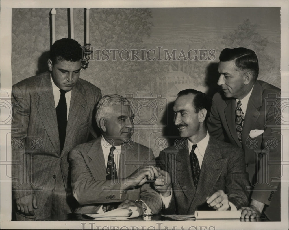 1947 Press Photo New York Share of Production Pay/Retirement Plan Review NYC