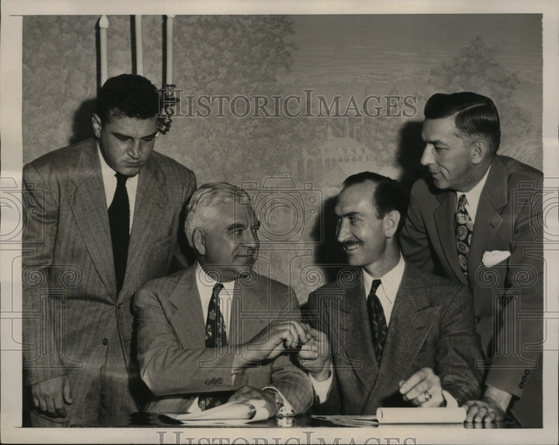 Load image into Gallery viewer, 1947 Press Photo New York Share of Production Pay/Retirement Plan Review NYC
