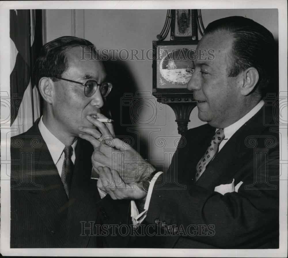 1954 Press Photo New York Robert Wagner Lights Cigarette for Sado Iguchi NYC