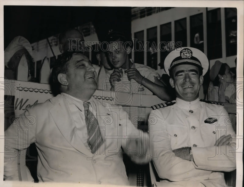 Load image into Gallery viewer, 1940 Press Photo New York Mayor F.H. LaGuardia with Captain Giles C. Stedman NYC
