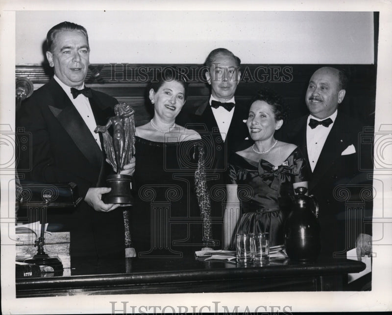Load image into Gallery viewer, 1947 Press Photo New York Mayor William O'Dwyer &amp; American Film Critics NYC
