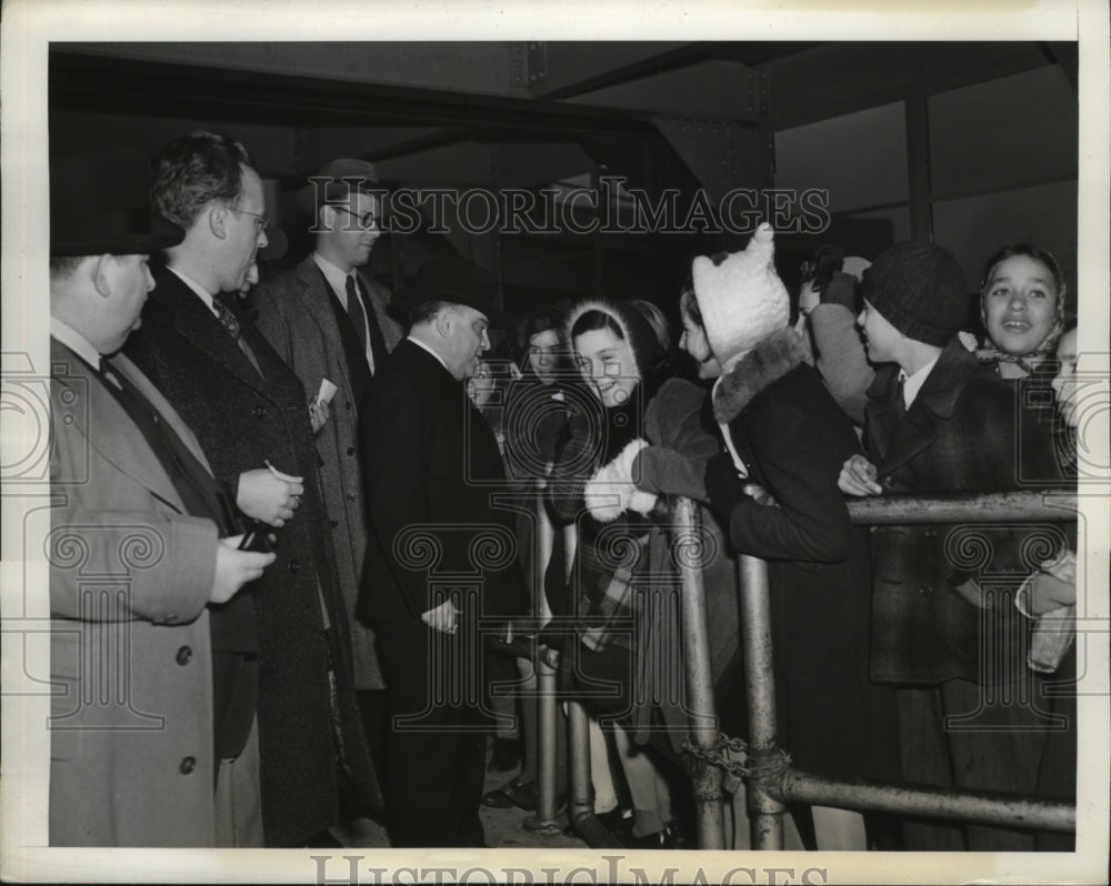 1941 Press Photo New York Mayor FH LaGuardia talks with children NYC - neny24697
