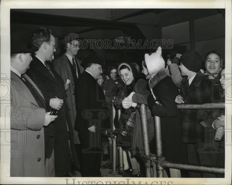 Load image into Gallery viewer, 1941 Press Photo New York Mayor FH LaGuardia talks with children NYC - neny24697
