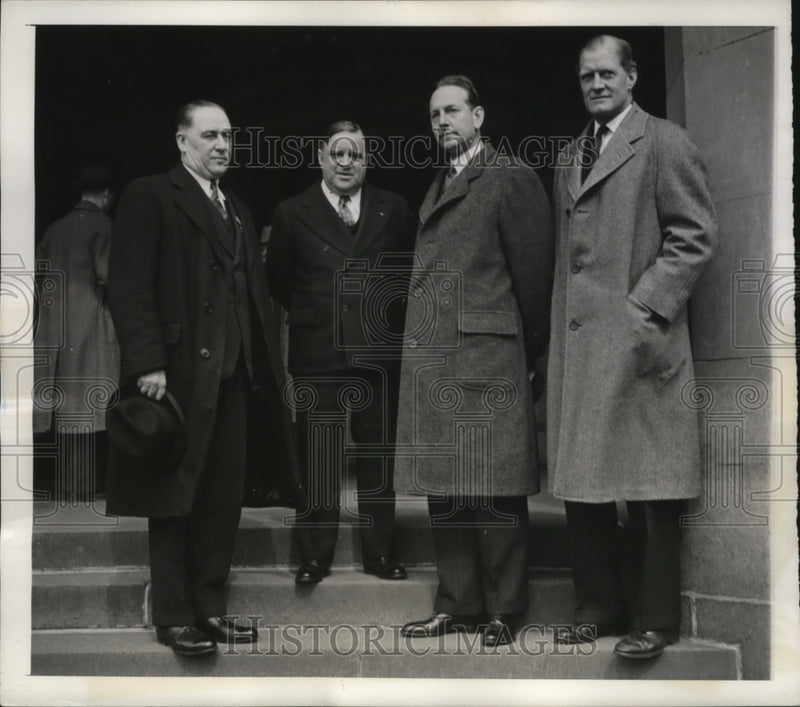 Load image into Gallery viewer, 1941 Press Photo NEW YORK LAGUARDIA ATTENDS CANADIAN MAYORS MEETING NYC
