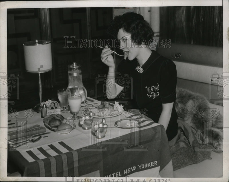 Load image into Gallery viewer, 1937 Press Photo NEW YORK HAZEL NEVIN OF RED HOT &amp; BLUE CAST NYC - neny24728
