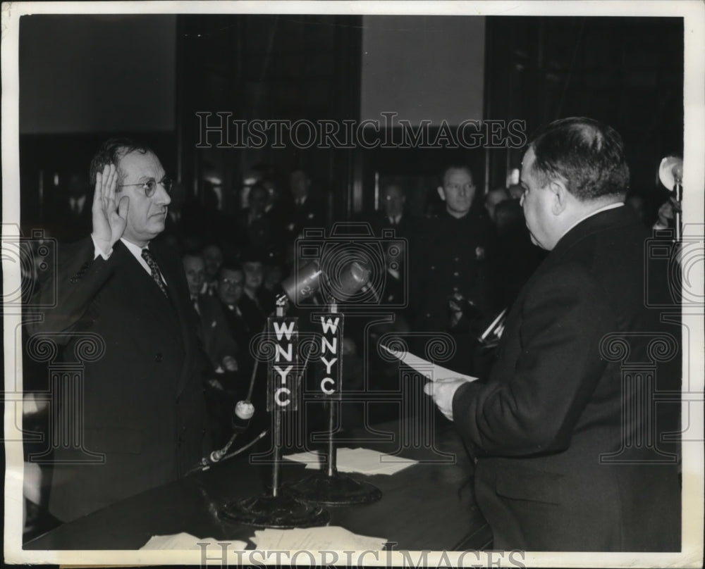 1942 Press Photo New York Mayor FH LaGuardia swears in Amoroso NYC - neny24743