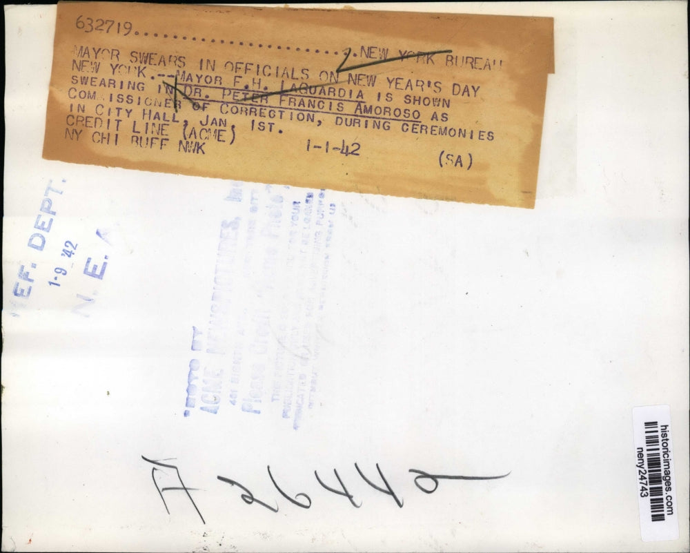 1942 Press Photo New York Mayor FH LaGuardia swears in Amoroso NYC - neny24743