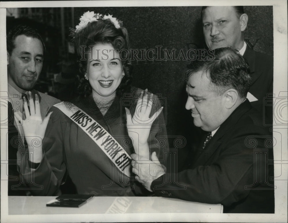 1942 Press Photo New York Mayor LaGuardia &amp; Miss New York City Grace DeWitt NYC- Historic Images