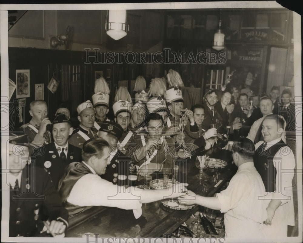 1937 Press Photo New York Legionnaires at 80th and 3rd Ave Bar NYC - neny24852