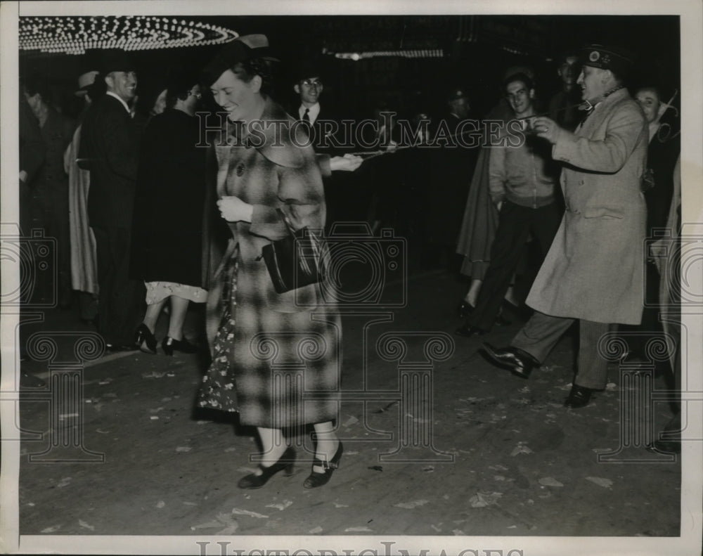 1937 Press Photo NEW YORK LEGIONNAIRE ON LEASH AT PARACE NYC - neny24869