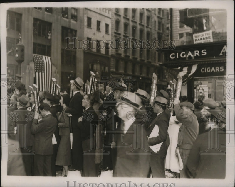 Load image into Gallery viewer, 1937 Press Photo NEW YORK SOME PEOPLE USED PERISCOPES TO WATCH PARADE NYC
