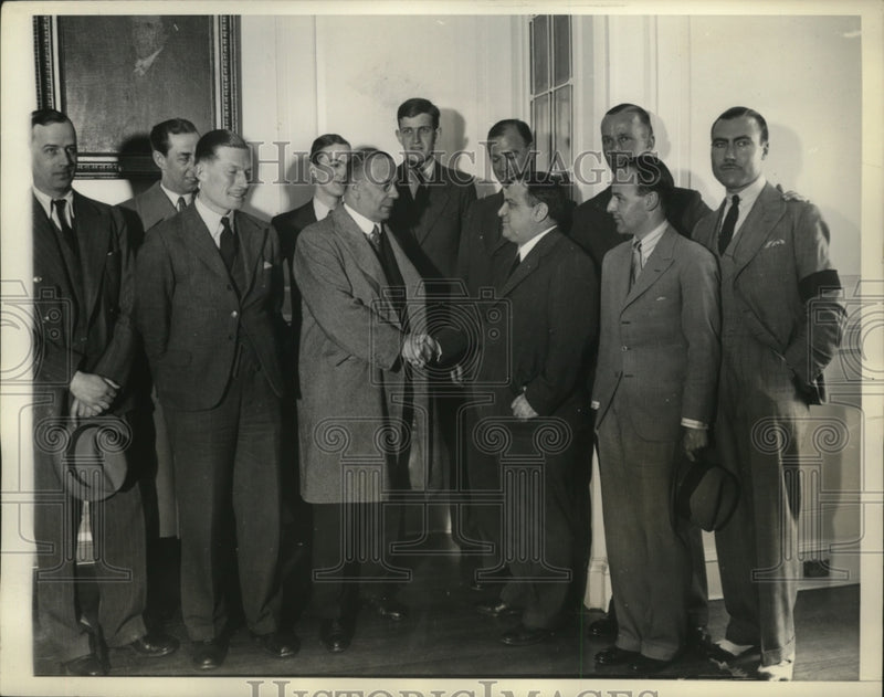Load image into Gallery viewer, 1934 Press Photo New York Mayor F.H.La Guardia wit British Fencers Assoc. NYC
