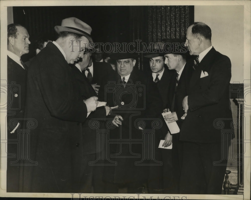 1935 Press Photo New York Mayor F.H. La Guardia talking with reporters NYC