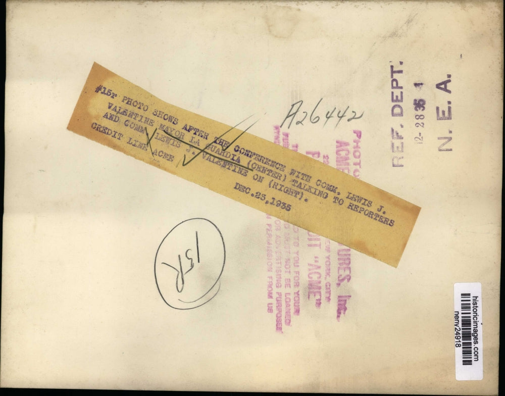 1935 Press Photo New York Mayor F.H. La Guardia talking with reporters NYC