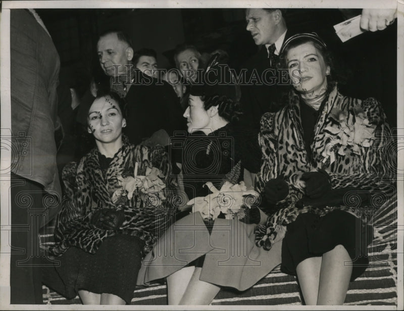Load image into Gallery viewer, 1938 Press Photo NEW YORK UNKNOWN WOMEN ARRIVING IN NYC - neny24981
