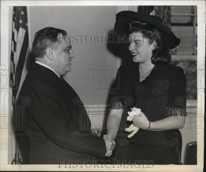 Load image into Gallery viewer, 1942 Press Photo New York Mayor LaGuardia Scholarship Winner Paula Lenchener NYC
