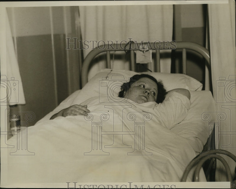 Load image into Gallery viewer, 1933 Press Photo New York Rosalie Fahey injured in Train Wreck Atlantic Express

