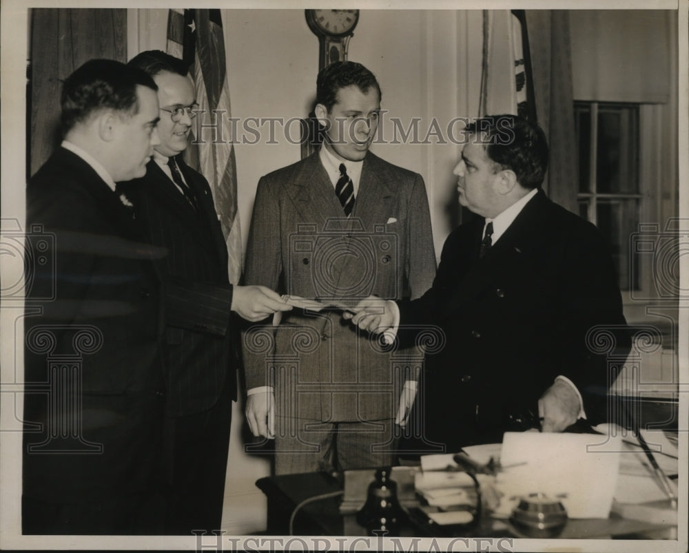 1937 Press Photo New York Mayor F.H. La Guardia present check for charity NYC