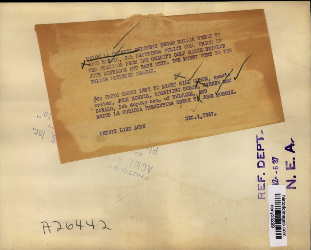 1937 Press Photo New York Mayor F.H. La Guardia present check for charity NYC