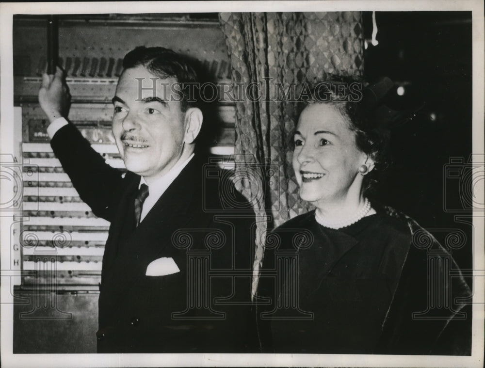 1952 Press Photo New York Governor Thomas E Dewwy & wife vote in NYC
