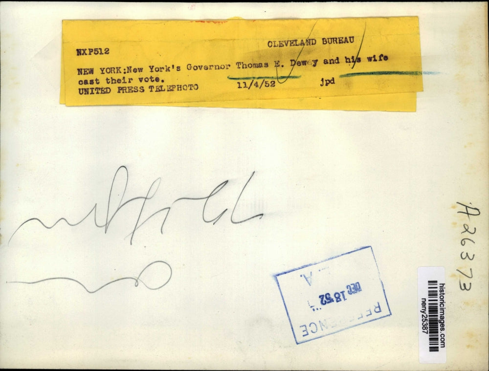 1952 Press Photo New York Governor Thomas E Dewwy & wife vote in NYC