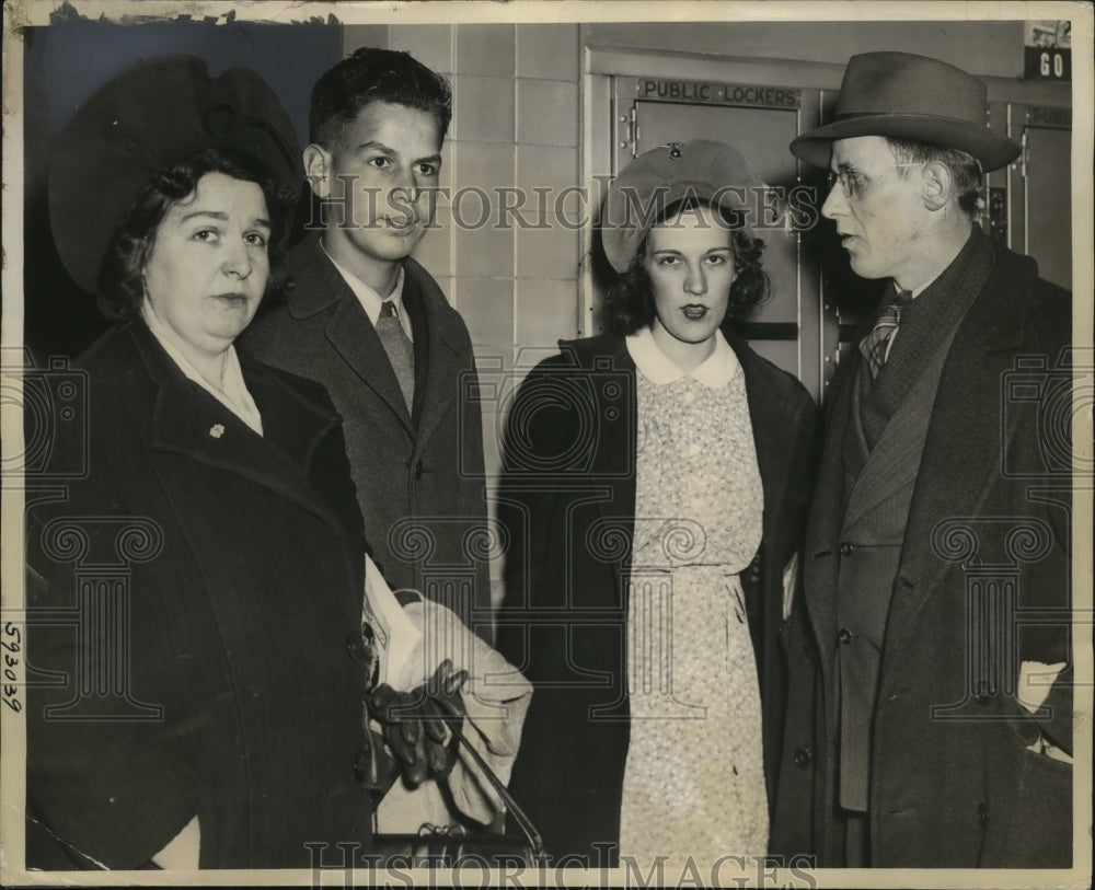 1941 Press Photo New York Jack Swanson Jr, mom & dad & aunt in NYC - neny25442