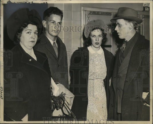 1941 Press Photo New York Jack Swanson Jr, mom & dad & aunt in NYC - neny25442