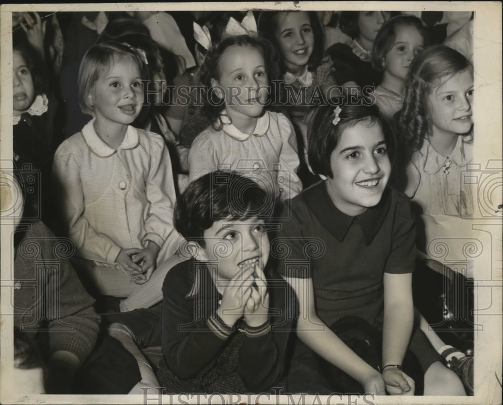 1940 Press Photo New York Holland House St Nicholas Eve Children NYC - neny25502